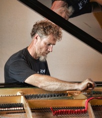 Björn Holmqvist stämmer ett piano